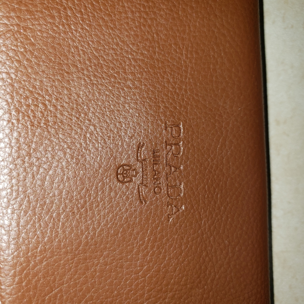 Prada - Picture 2 of 5